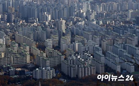 서울 북한산에서 바라본 서울 아파트 전경. [사진=김성진 기자]