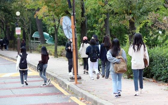 광주 동구 조선대학교에서 대면 수업을 마친 학생들이 캠퍼스를 걸어가고 있다. 연합뉴스