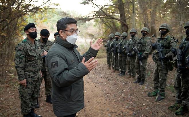 [서울=뉴시스] 서욱 국방부장관이 19일 오후, 제주도 특전사 훈련장에서 국지도발대비훈련 중인 특전부대원들에게 실전적 교육훈련의 중요성을 강조하고 있는 모습. 2021.11.19. (사진=국방부 제공) *재판매 및 DB 금지