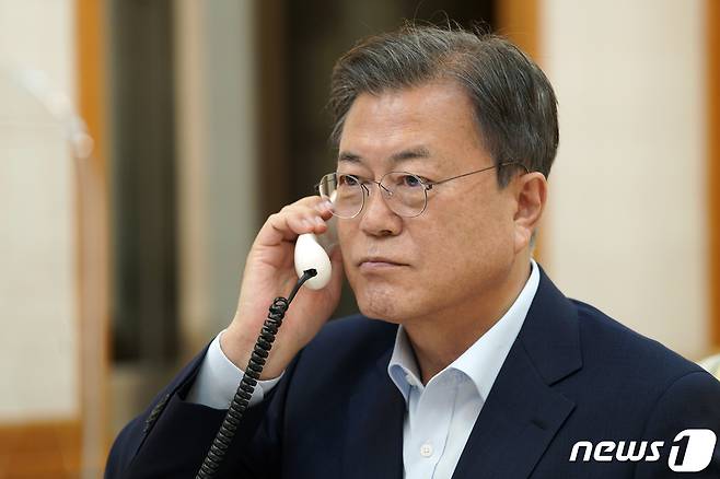 문재인 대통령이 청와대 관저 회의실에서 기시다 후미오 일본 총리와 통화하고 있다. (청와대 제공) 2021.10.15/뉴스1