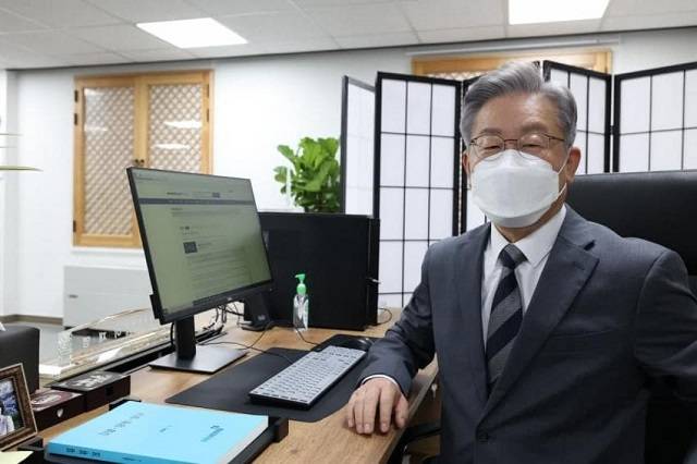 이재명 더불어민주당 대선 후보가 20일 2030세대 남성들이 주된 이용자인 인터넷 커뮤니티 '디시인사이드'에 지지를 호소하는 글과 인증 사진을 올렸다. /디시인사이드 이재명 갤러리 캡처