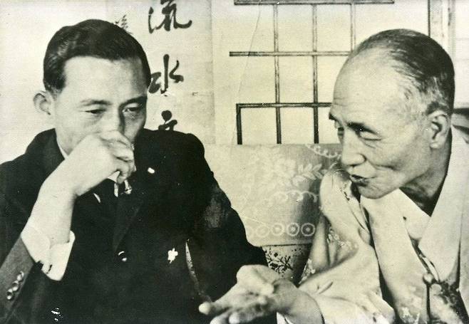 1962년초 서울 수유리 김기진 집을 찾은 박정희 국가재건최고회의 의장.  팔봉은 6.25때 인민재판을 받아 죽을 고비를 넘긴 뒤 육군 종군작가단 부단장으로 활약, 금성화랑무공훈장을 받았다. /김용한씨 제공