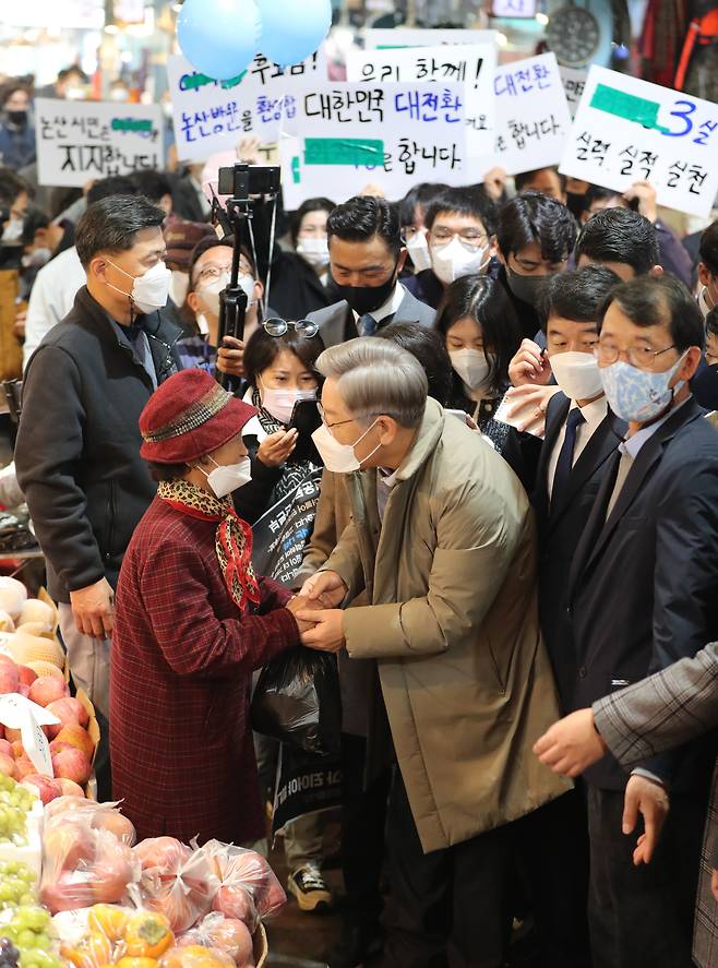 더불어민주당 이재명 대선후보가 20일 충남 논산시 화지중앙시장을 방문, 어르신과 인사하고 있다. /연합뉴스