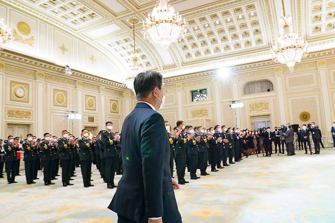 문재인 대통령이 16일 청와대 영빈관에서 열린 육군, 해군, 해병대, 공군 준장 진급자 삼정검 수여식에 입장하고 있다. /연합뉴스