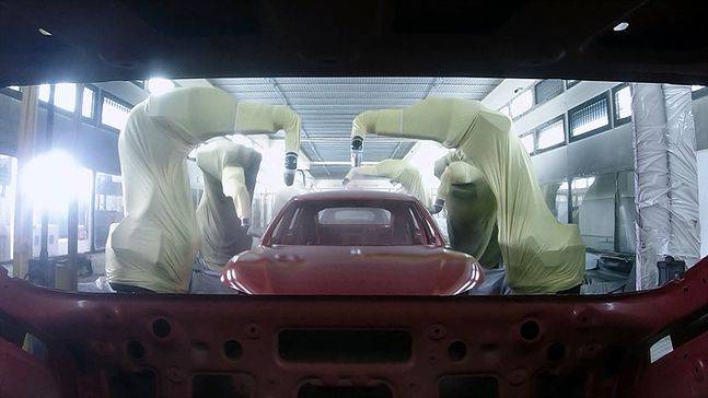 EV6 도장 공정에서 차제에 도색이 이뤄지고 있다. ⓒ기아