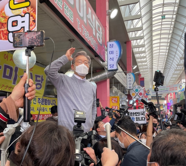 이재명 더불어민주당 대선 후보가 20일 오전 충남 화지시장에서 즉석 연설을 하고 있다.