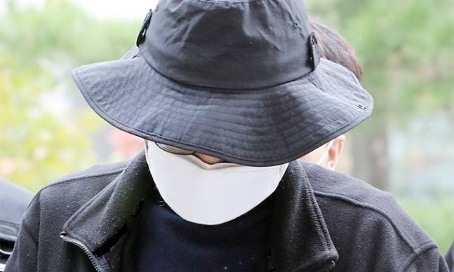 층간소음으로 갈등을 빚은 이웃 일가족 3명을 흉기로 다치게 한 혐의를 받는 40대 A씨가 구속 전 피의자 심문(영장실질심사)을 받기 위해 11월17일 인천시 미추홀구 인천지방법원에 들어서고 있다. 연합뉴스