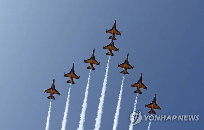 화살처럼 날아가는 블랙 이글스 (포항=연합뉴스) 손대성 기자 = 19일 경북 포항 상공에서 대한민국 공군 특수비행팀 블랙 이글스가 연습비행을 하고 있다.
    블랙 이글스는 20일 포항에서 열리는 포항국제불빛축제에서 정식 공연을 할 예정이었으나 소음 민원으로 쇼가 취소됐다. 2021.11.19 sds123@yna.co.kr