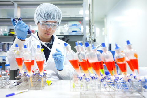 SK바이오사이언스 연구원이 코로나19 백신 개발을 위해 시험을 하는 모습.  SK바이오사이언스 제공