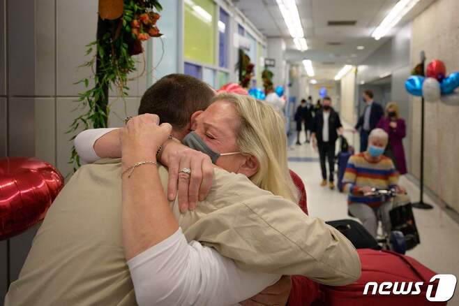 8일(현지시간) 뉴욕 존 F. 케네디 국제공항에서 코로나19 백신 접종자 입국제한 완화로 영국서 온 엄마 앨리슨 헨리가 아들 리엄과 20개월만에 재회의 포옹을 하고 있다. © AFP=뉴스1 © News1 우동명 기자