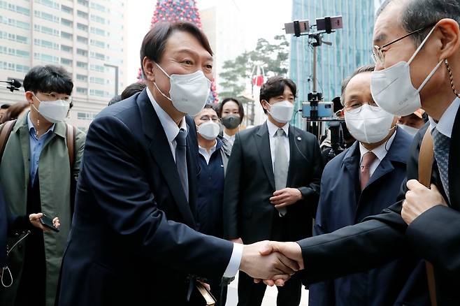 윤석열 국민의힘 대선후보가 21일 오후 서울 서초구 사랑의교회에서 예배를 드리기 위해 본당에 들어서고 있다./국회사진기자단