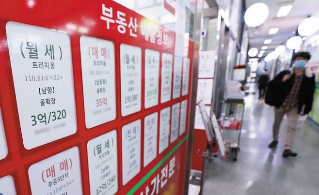 지난 18일 서울 송파구 한 아파트 상가 공인중개사 사무소에 월세 매물 광고들이 붙어있다. 서울 아파트 시장에서 월세 거래량과 가격이 급등하면서“이렇게 가다간 전세 소멸까지 이를 것”이라는 우려가 나오고 있다. /뉴시스