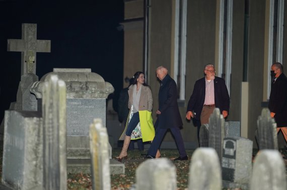 20일(현지시간) 미국 델라웨어주 윌밍턴의 한 성당에서 조 바이든 미 대통령(왼쪽 두번째)과 딸인 애슐리 바이든(왼쪽 첫번째)이 저녁 미사를 마친 뒤 떠나고 있다.로이터뉴스1