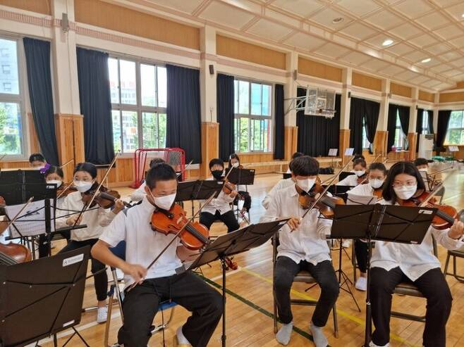 광주5·18청소년 오케스트라 단원들이 악기 연주 연습을 하고 있다.