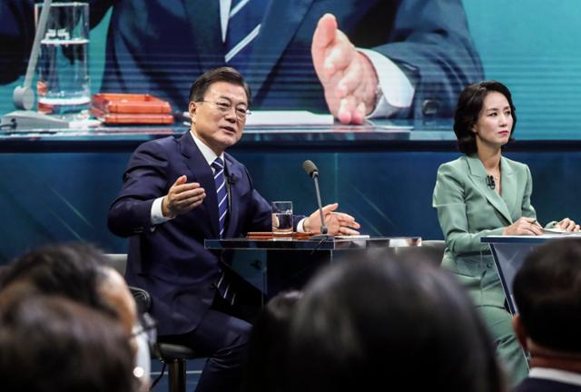 문재인 대통령이 21일 오후 서울 여의도 KBS에서 열린 ‘국민과의 대화-일상으로’에 참석해 국민패널의 질문에 답변하고 있다. 청와대사진기자단