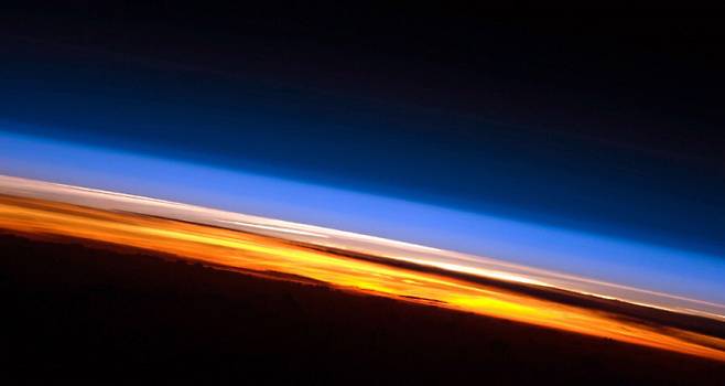 지구 저궤도의 우주선에서 찍은 대기권. 가장 아래쪽 주황색 층이 대기권의 가장 하단부인 대류권이다. 최근 과학계에선 기후변화 때문에 대류권이 두꺼워지고 있다는 연구 결과가 나왔다.   미국 항공우주국(NASA) 제공