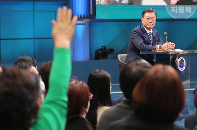 문재인 대통령이 21일 오후 서울 여의도 KBS 공개홀에서 열린  2021 국민과의 대화 '일상으로'에서 질문받고 있다. 연합뉴스