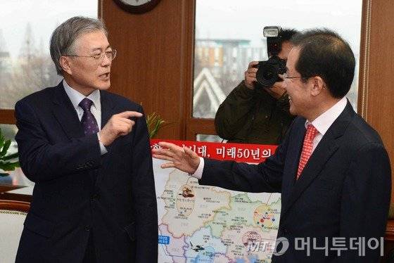 새정치민주연합 문재인 대표와 홍준표 경남지사가 18일 오전 경남 창원시 경남도청에서 경남지역 초등학교 무상급식에 대한 논의를 마치고 헤어지며 대화를 나누고 있다. 2015.3.18/뉴스1