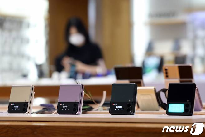 서울 서초구 삼성 딜라이트샵에 삼성전자 폴더블폰인 갤럭시Z폴드3와 갤럭시Z플립3가 진열돼 있다. 2021.9.6/뉴스1