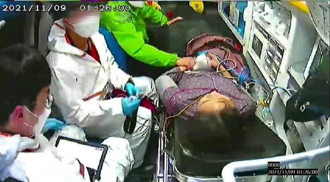 더불어민주당 이재명 대선 후보 측은 지난 9일 아내 김혜경 씨가 낙상사고를 당해 병원으로 이송되는 당시의 모습이 담긴 폐쇄회로TV 캡처 화면을 12일 공개했다.