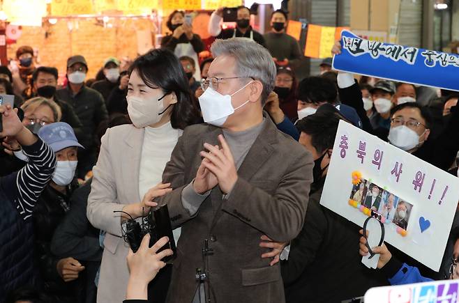 더불어민주당 이재명 대선후보가 21일 부인 김혜경 씨와 함께 충북 청주시 상당구 육거리종합시장을 방문, 지지를 호소하고 있다. [연합]