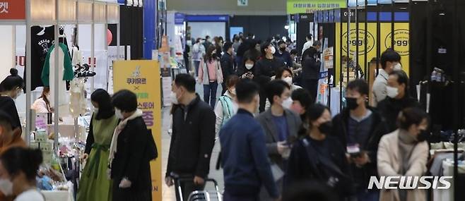 [고양=뉴시스] 조수정 기자 = 소비재 박람회 '메가쇼 2021 시즌2'가 열리고 있는 경기 고양시 일산 킨텍스에서 관람객들이 전시 부스를 둘러보고 있다. 2021.11.19. chocrystal@newsis.com