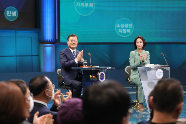 ▲문재인 대통령이 21일 오후 서울 여의도 KBS 공개홀에서 열린 2021 국민과의 대화 '일상으로'에 참석했다. ⓒ연합뉴스