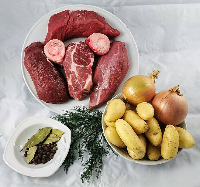 카렐리얀 스튜를 만들기 위한 재료들 (사진=Ralf Roletschek, 위키디피아)