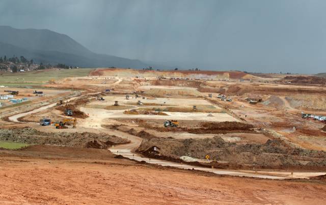 페루 친체로 국제공항 공사현장 관계자들이 19일(현지시간) 흙을 퍼나르고 지반을 다지는 토공사를 진행하고 있다. /공항사진기자단