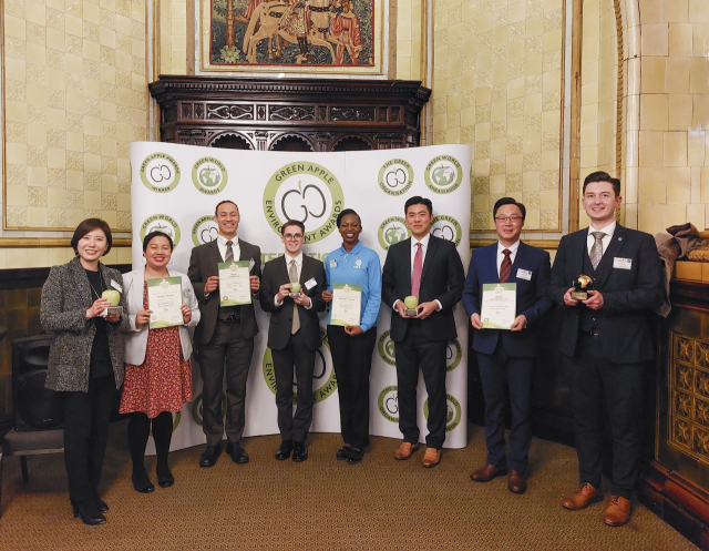 지난 15일(현지시각) 영국 런던의 로열 호스가드 호텔에서 하나님의 교회 대학생봉사단 'ASEZ'와 직장인청년봉사단 'ASEZ WAO'가 국제환경상인 그린애플상과 그린월드상을 수상했다.