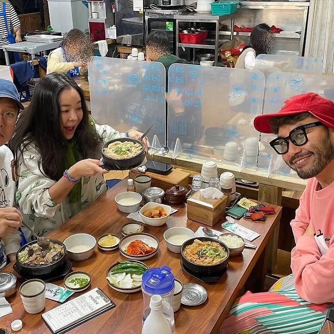 Lee Hye-young posted a picture on his 21st day with an article entitled Jeju Island # I can not eat Haejangguk and leave the earth.In the photo, Lee Hye-young poses in front of the murals of the sea girl with Noh Hong-chul, and the hip fashion and pleasant atmosphere of the two people caught the attention of the viewers.Lee Hye-young also had a cute routine with Noh Hong-chul and his acquaintances in matching character watches.On the other hand, Lee Hye-young is currently appearing on various broadcasts such as MBN Doll Singles 2.Photo: Lee Hye-young Instagram