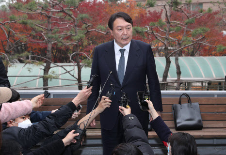 윤석열 국민의힘 대선 후보가 21일 오후 서울 용산구 김한길 전 민주당 대표 사무실에서 김 전 대표와 회동한 뒤 취재진의 질문을 받고 있다.(사진=국회사진취재단)