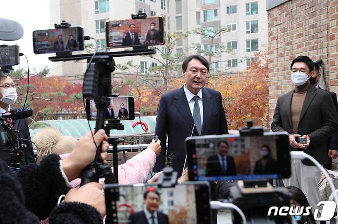 윤석열 국민의힘 대선 후보가 21일 오후 서울 용산구 김한길 전 민주당 대표 사무실에서 김 전 대표와 회동한 후 취재진의 질문에 답하고 있다. 2021.11.21/뉴스1 © News1 국회사진취재단