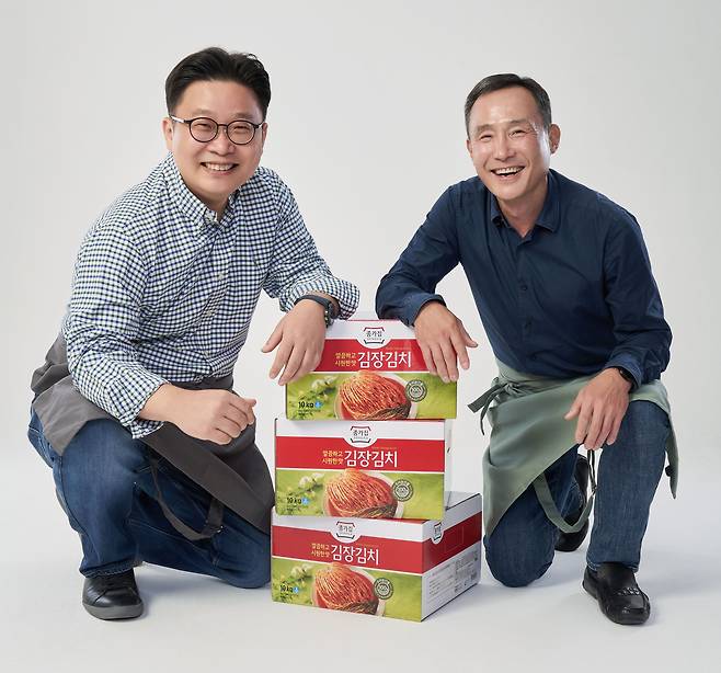 서경덕 교수(왼쪽)과 박용주 대상 식품사업총괄 사장(대상 제공) © 뉴스1