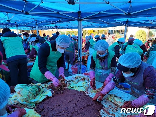 사단법인 나주시새마을회는 22일 20개 읍면동 회원 200여명이 참여한 가운데 '사랑 애(愛) 김장나누기 행사'를 가졌다. © News1
