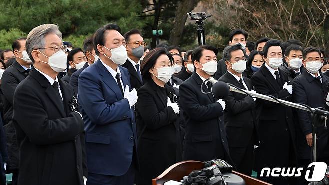 22일 오후 국립서울현충원에서 열린 김영삼 대통령 서거 6주기 추모식에서 여야 대선주자들이 나란히 국민의례를 하고 있다. 왼쪽부터 이재명 더불어민주당 대선 후보, 윤석열 국민의힘 대선 후보, 심상정 정의당 대선 후보, 안철수 국민의당 대선 후보, 김동연 새로운물결 창당준비위원장, 허경영 국가혁명당 대선 후보. 2021.11.22/뉴스1 © News1 국회사진취재단