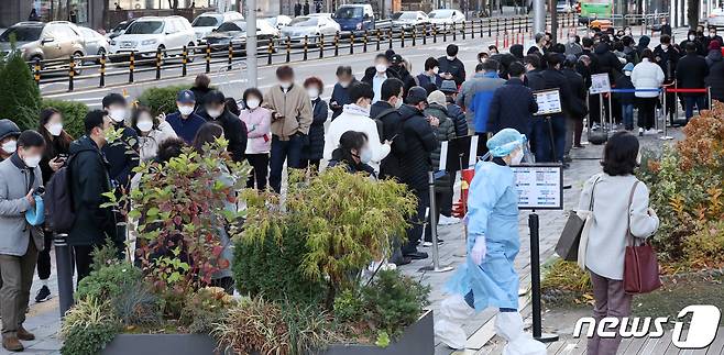 22일 오전 서울 송파구 보건소에 마련된 선별진료소를 찾은 시민들이 길게 줄을 서 검사 차례를 기다리고 있다. 2021.11.22/뉴스1 © News1 민경석 기자