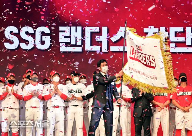 SSG 랜더스의 정용진 구단주가  30일 서울 중구 웨스틴조선호텔에서 진행된 구단 창단식에 참석해 구단기를 흔들고있다. 2021.03.30. 스포츠서울DB