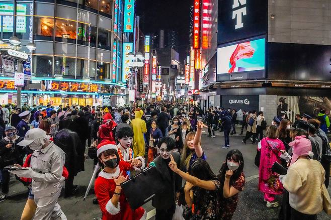 지난달 31일 일본 도쿄의 번화가인 시부야 거리가 핼러윈 데이를 즐기는 인파로 북적이고 있다.