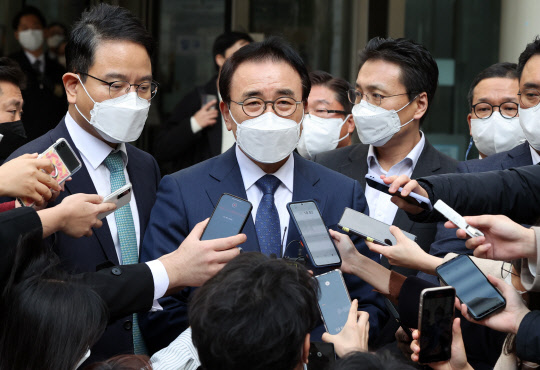 조용병 신한금융 회장이 22일 채용비리 관련 항소심에서 무죄를 선고받았다. 연합뉴스
