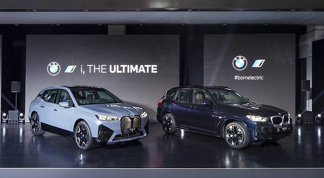 BMW가 자사의 첨단 기술을 집약한 전기차 iX(왼쪽)와 iX3 2종을 국내에 출시했다.