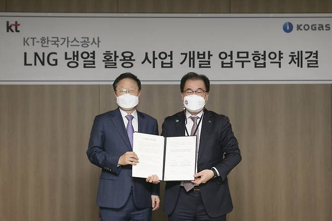 신수정 KT 엔터프라이즈 부문장(왼쪽)과 이승 한국가스공사 부사장이 MOU를 체결하고 있다.