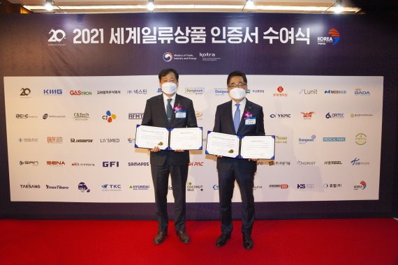 최우영 동원F&B 식품부문장(오른쪽)과 송종선 동원시스템즈 해외사업부장이 지난 18일 ‘2021 세계일류상품 인증서 수여식'에 참석해 기념사진을 촬영하고 있다.