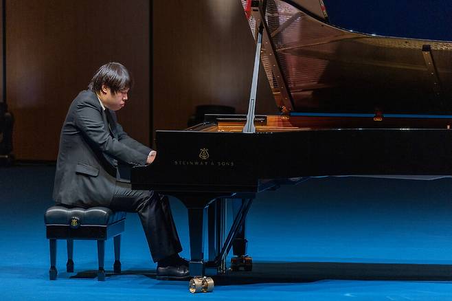 피아니스트 박재홍이 지난 19일 경기아트센터에서 열린 독주회에서 피아노를 연주하고 있다. 경기아트센터 제공