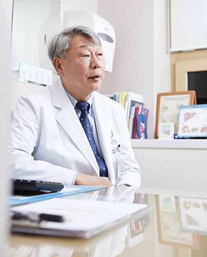 김호성 교수가 저신장증의 치료법에 대해 설명하고 있다./신지호 헬스조선 기자