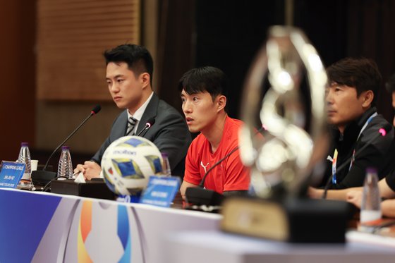 22일 ACL 결승 공식 기자회견에서 말하는 신진호(가운데). 사진 한국프로축구연맹