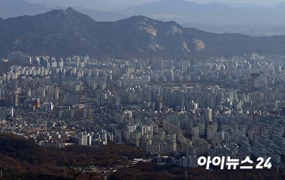 서울 북한산에서 바라본 서울 아파트 전경. [사진=김성진 기자]