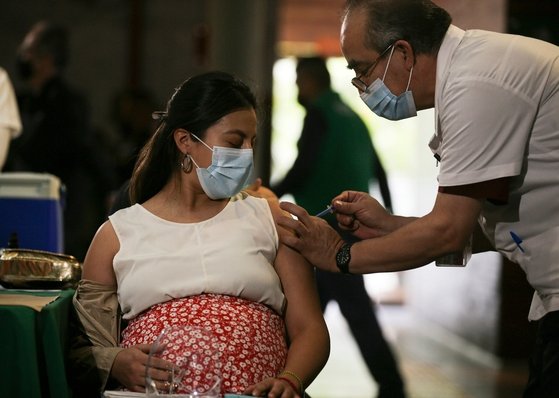 한 임신부가 멕시코 멕시코시티에서 지난 5월 화이자 백신을 맞고 있다. [AP=연합뉴스]
