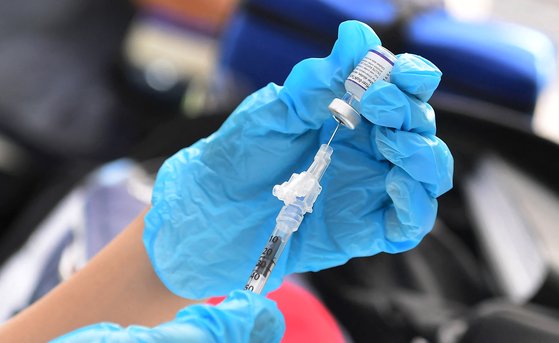 의료진이 코로나19 백신 접종을 준비하고 있다. [AFP=연합뉴스]