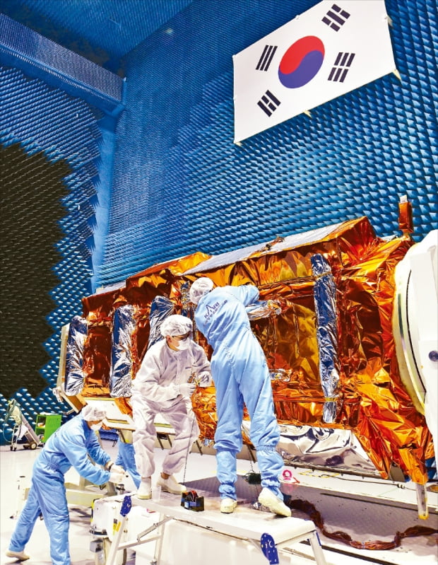 한국항공우주연구원 연구진이 내년 발사 예정인 다목적실용위성 ‘아리랑 6호’의 전자파 환경시험을 하고 있다.  항공우주연구원  제공